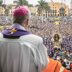 Señor de los Milagros llega a los exteriores de la Catedral de Lima