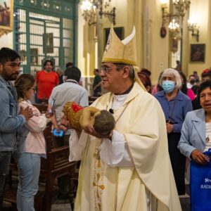 Mons. Cornejo en Nochebuena: Dios se encarna en el corazón de todos