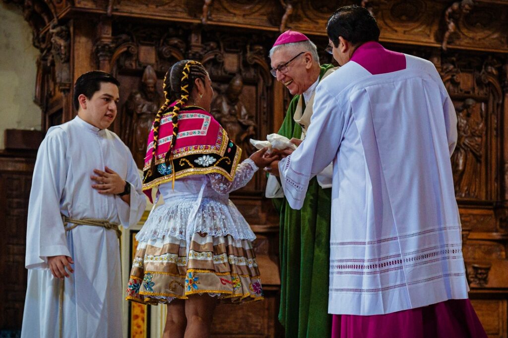 Monseñor Carlos Castillo: Comunidad Católica de Hermandades Quechuahablantes en la Eucaristía de este II domingo (Foto: Arzobispado de Lima).