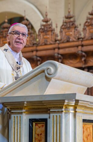 Mons. Castillo: Cuidado con los cristianos volátiles que viven «en las nubes»