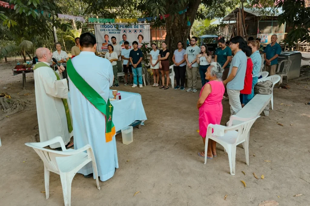 Padre Lucca Zanta junto al Movimiento Laudato Si en una misa comunitaria celebrada en Yarinacocha (Ucayali).